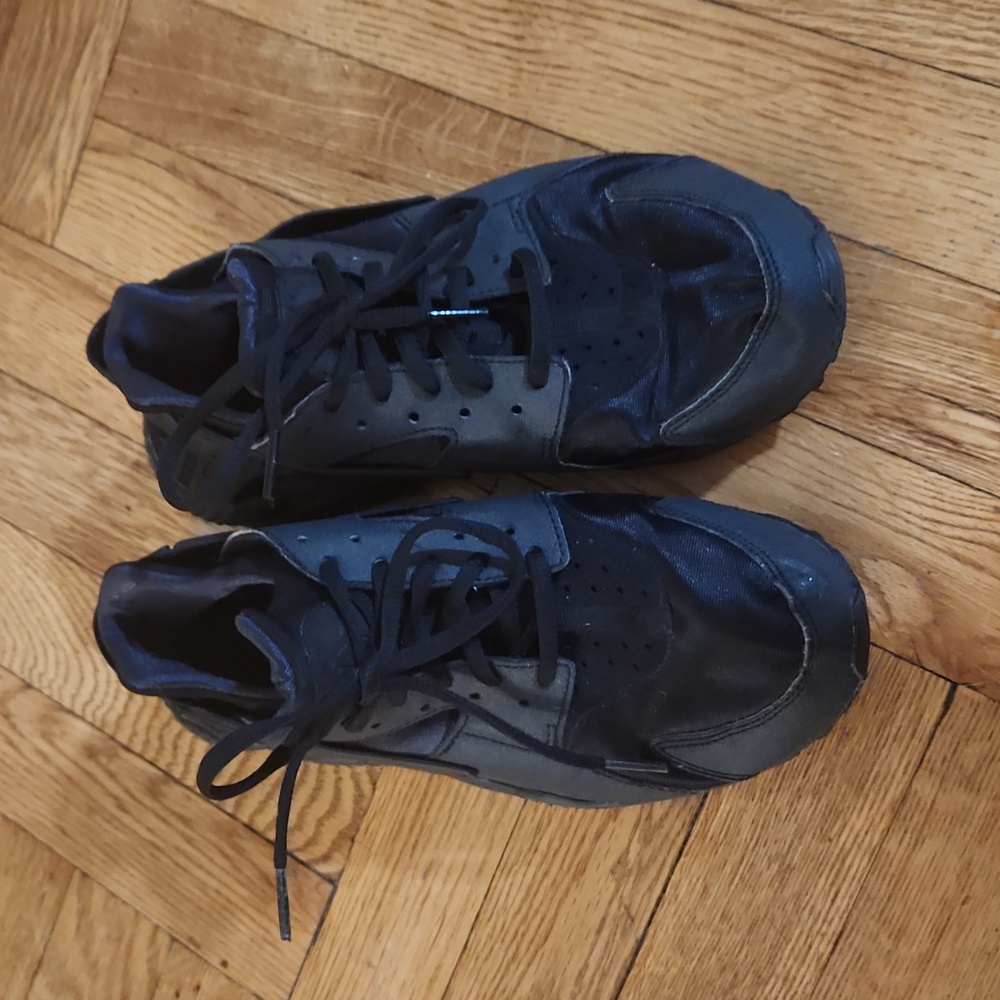 Nike Huarache Triple Black Sneakers – Women’s Size 9 (Fits Like 8)